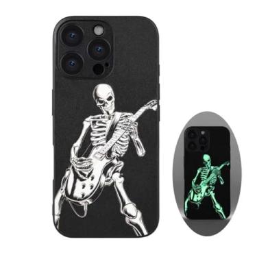 Imagem de Capa de caveira para iPhone 16 Pro Max, esqueleto tocando guitarra, gótico ousado emo luminoso, estilo rock n roll, acende que brilha no escuro, acabamento de couro (iPh 16 Pro Max-Skeleton tocando