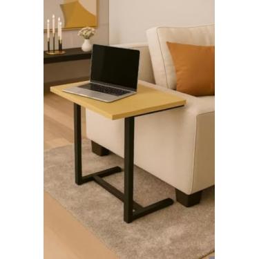 Imagem de Mesa Lateral para Sofá, Design Moderno em Metal e Madeira, Mesa Auxiliar Multifuncional para Notebook, Lanche e Uso Versátil.