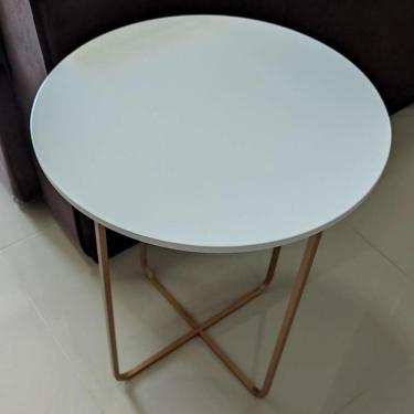 Imagem de Mesa Lateral Sense Base Ferro Dourado Tampo Médio Redondo Laca