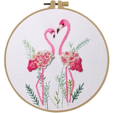 Imagem de Esffaci Kit de bordado para iniciantes adultos com padrão de flamingo, conjunto de ponto à mão com pano de bordado, argola, passador, fio dental e instruções (sem garantia de versão em português)