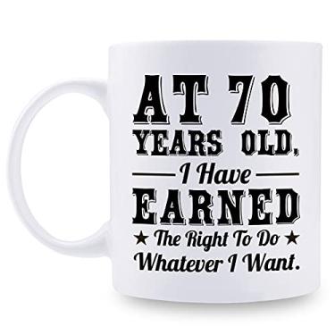 Imagem de Presente de aniversário de 70 anos para homens e mulheres - AT 70 Years Old I Have Earned The Right To Do Whatever I Want Caneca - Presente de 70 anos para pai, mãe, marido, esposa, irmão, irmã, tio,