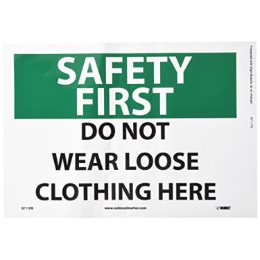 Imagem de NMC Placa SF11PB OSHA, legenda "SAFETY FIRST - DO NOT WEAR LOOOSE CLOTHING HERE", 35,5 cm de comprimento x 25,4 cm de altura, vinil sensível à pressão, preto/verde em branco