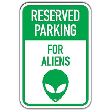 Imagem de PetKa Signs and Graphics PKRP-0058-RA_ Placa de alumínio "Reserved Parking for Aliens, G/W", 30,5 cm x 45,7 cm, Silhouette Alien