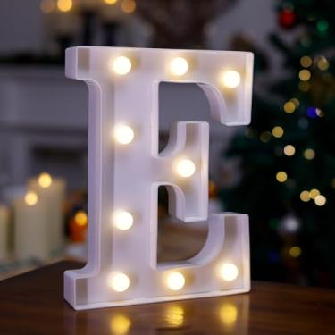 Imagem de Letras de LED para letreiros, 26 letras iluminadas do alfabeto, luzes de LED alimentadas por bateria para luz noturna, casamento, aniversário, festa, Natal ou decoração de casa (letra E, branco quente