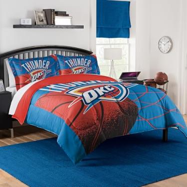 Imagem de NORTHWEST Conjunto de edredom Oklahoma City Thunder oficialmente licenciado pela NBA – Casal/Queen e Twin/Twin GG – Roupa de cama macia com logotipo do time e fronhas – Conjunto de quarto de fã de