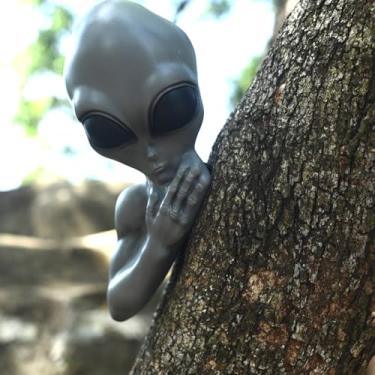 Imagem de Seasons Espiador de árvore alienígena de Halloween de 35,5 cm para decoração de jardim ao ar livre