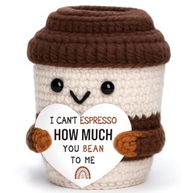 Imagem de Xícara de café de crochê feita à mão – Presente de trocadilho de café expresso/feijão para amantes de café e colegas de trabalho, estoque de meias, decoração de barra de café e bandeja em camadas
