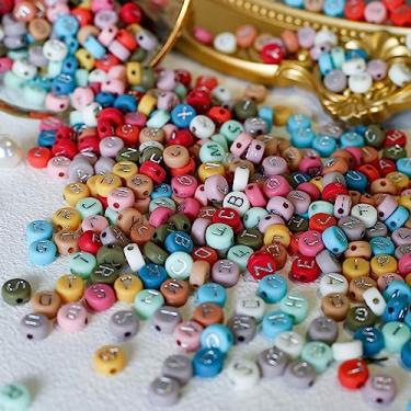 Imagem de HERZWILD 1000 peças de contas prateadas do alfabeto colorido letras acrílicas (A-Z) contas planas redondas para artesanato de joias (47 prata/A)