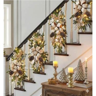 Imagem de MAELSTROM 2025 Guirlanda de Natal sem fio para escadas artificiais, guirlanda de Natal com prendedor de gota e luzes estilo rústico para decoração de casa