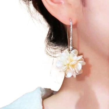 Imagem de Brincos de Flor Elegante em Madre Pérola c Ganchos Dourados - - anjo d