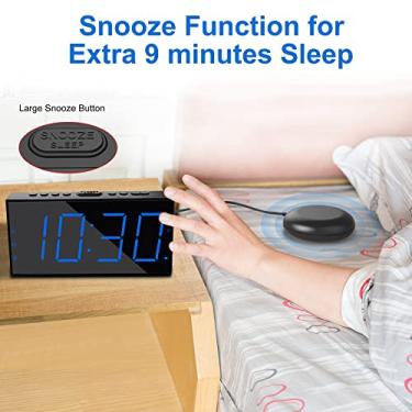 Imagem de Despertador alto para dorminhocos pesados, despertador com agitador de cama para surdo deficiente auditivo, alarme duplo com soneca, carregador USB, display LED grande de 7''