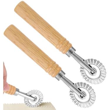 Imagem de 2 peças de roda de cortador de ravióli, roda de aço inoxidável canelada, cortador de pastelaria de 16,3 cm com cabo ergonômico de madeira, cortadores de massa lisa, pastelaria, bolinho e ravioli para
