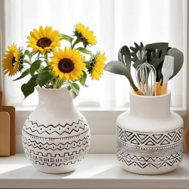 Imagem de Conjunto de 2 vasos de cerâmica nórdicos feitos à mão — Peça central geométrica boho para sala de estar, mesa de centro moderna e decoração de prateleira com linhas pretas texturizadas