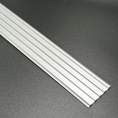 Imagem de Tiras largas da porta do limiar dos limiares, tiras de transição do assoalho da porta do metal, passos da escada para etapas de madeira, branco