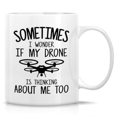 Imagem de Retreez Caneca engraçada – I Wonder if My Drone Is Thinking About Me Too – Caneca de café ou chá de cerâmica de 325 ml – Presente hilário para pilotos de drones, FPV Flyers, Tech Geeks, Hobbyists