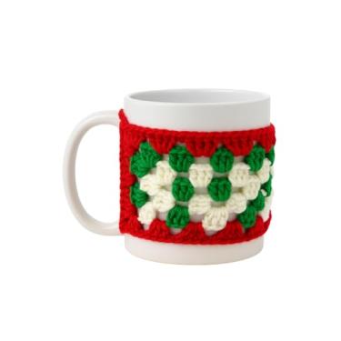 Imagem de Caneca de Natal feita à mão aconchegante, manga de crochê em vermelho, verde e branco, padrão de vovó, tamanho padrão de 325 ml
