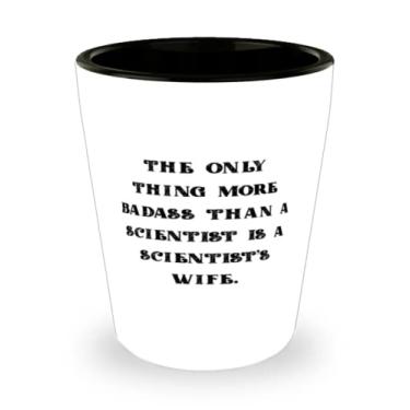 Imagem de The Only Thing More Badass Than a Scientist Is a Scientist Is A Scientist's Wife Glass. Copo de shot (Esposa de Presente de Marido), Copo de Cerâmica Engraçado para Esposa