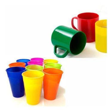 Imagem de Copos Diferentes E Canecas Coloridas De Plástico Escolares - Positiva