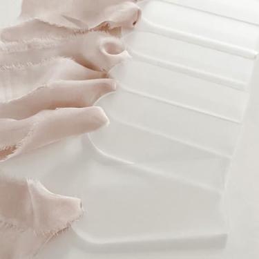 Imagem de 1/5 PCS Cartões de nome de barraca de acrílico em branco - Etiquetas de bagagem arqueadas e cartões de acompanhante de convidados de casamento, porta-cartões de lugar e etiquetas de presente para