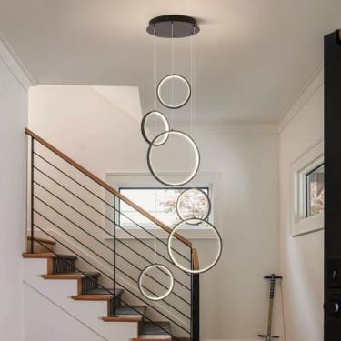Imagem de Luminária pendente LED moderna para escada, com dimmer, controle remoto e altura ajustável. Possui 18 lâmpadas e 195W, ideal para decorar salas de estar, entradas de hotéis e halls de entrad