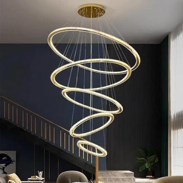 Imagem de Lustre Grande LED Dourado – Luminária Escultural com Design Contemporâneo para Ambientes Altos, Sala de Estar ou Jantar – Luxo e Economia com 5 Aneis.