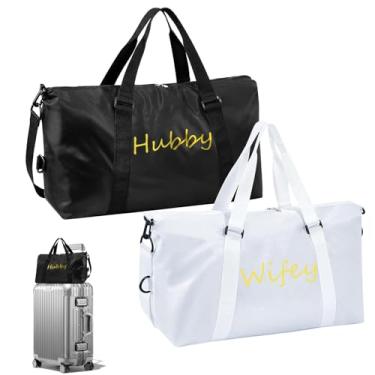 Imagem de Kuabiz Conjunto de 2 bolsas de viagem Wifey Hubby, branca, preta, para casamento, à prova d'água, para lua de mel, para mulheres, homens, casais, chá de noiva, lua de mel, organizador de festa, Preto