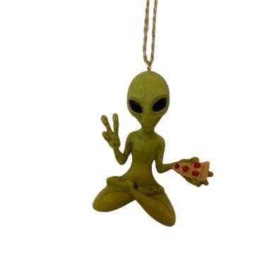 Imagem de Bella Haus Christmas Shoppe Alien com enfeite de árvore de Natal de pizza | Estatueta engraçada de OVNI segurando fatia de pizza | Decoração peculiar de férias de resina para amantes de ficção