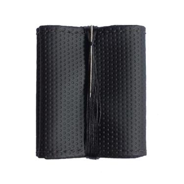 Imagem de Capa Volante Carro Couro Universal Costurada acessórios para carro Premium com Furinhos(Linha Preta)