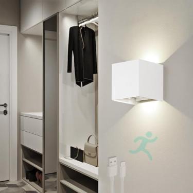 Imagem de Lâmpada de parede com bateria LED com detector de movimento Arandelas de alumínio modernas Feixe de luz ajustável sem fio Iluminação de parede magnética Escada Sala de estar Corredor (Luz Branca Preta