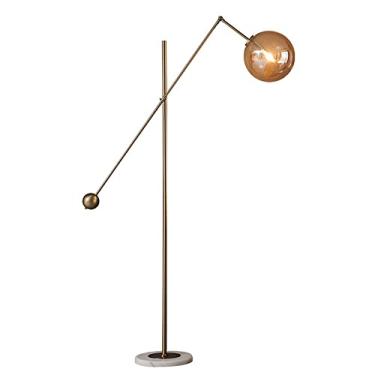 Imagem de Luminária de chão baixa com globo de vidro âmbar para quarto, com 1 lâmpada, ideal para sala de estar, escritório, leitura e iluminação em estilo moderno de meados do século XX.