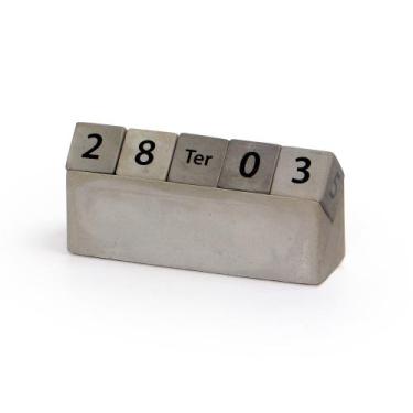 Imagem de Calendário De Mesa Em Cimento Data E Dia Da Semana 15x4,5cm Cinza - De