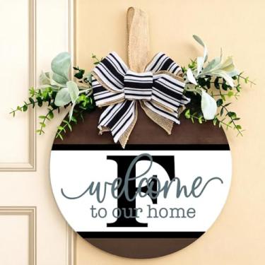 Imagem de Guirlanda personalizada para porta da frente com inicial familiar (A-Z) - placa de boas-vindas de madeira de 30 cm, guirlanda de eucalipto e cabide rústico de serapilheira | Decoração de varanda