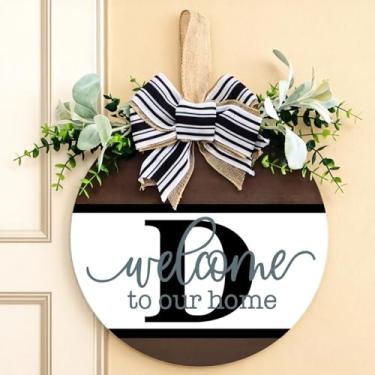 Imagem de Guirlanda personalizada para porta da frente com inicial familiar (A-Z) - placa de boas-vindas de madeira de 30 cm, guirlanda de eucalipto e cabide rústico de serapilheira | Decoração de varanda de