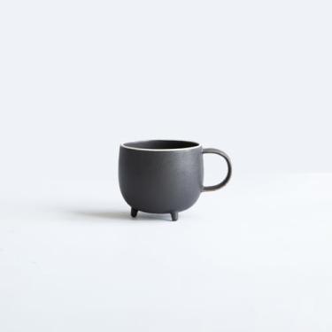 Imagem de KIKIME marumi Caneca mini 185 g – Mini caneca japonesa de porcelana com tripé Mino Ware, design de mistura automática, pode ir ao micro-ondas e à máquina de lavar louça (preto)