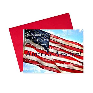 Imagem de Cartões comemorativos de 4 de julho - JF1802. Cartões comemorativos com a América, a bela letra na frente de uma bandeira americana. O conjunto de caixa tem 25 cartões comemorativos e 26 envelopes vermelhos coloridos.