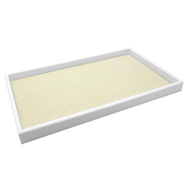 Imagem de Bandeja plastica empilhavel branca de 2,5 cm H, tamanho normal Regal Pak , com almofada de linho bege 36cm - 0,3cm x 18cm - 1,6cm