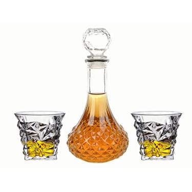 Imagem de Conjunto de decantadores e copos de uísque de cristal sem chumbo, jarra de licor elegante de 765 g com tampa de vidro sólido ornamentada e 2 copos de uísque combinando, perfeito para uísque escocês,