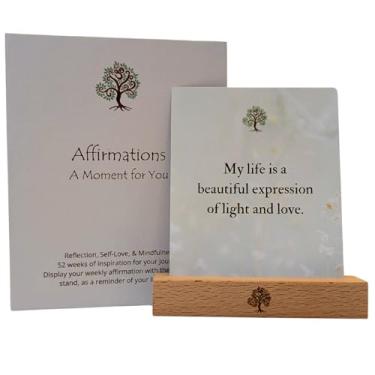 Imagem de 52 cartões de afirmação positiva com suporte de madeira – Mindfulness diário e amor próprio para alívio do estresse, inspiração de saúde mental, equilíbrio emocional e reflexão semanal em sua jornada