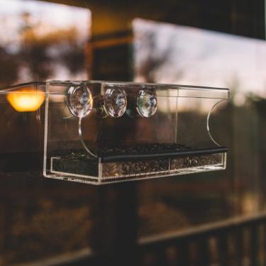 Imagem de Backyard Expressions Alimentador de pássaros de janela transparente com ventosas fortes, alimentador de janela de acrílico de grande capacidade com bandeja de drenagem e poleiro embutido para