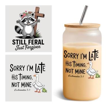 Imagem de Conjunto de 2 peças Sory I'm Late His Timing Not Mine UV DTF Cup Wraps for 473.6 g Glass, Funny Bible Say, decalque de transferência fria para copos de vidro, meme Silly Goose Racoon, presentes