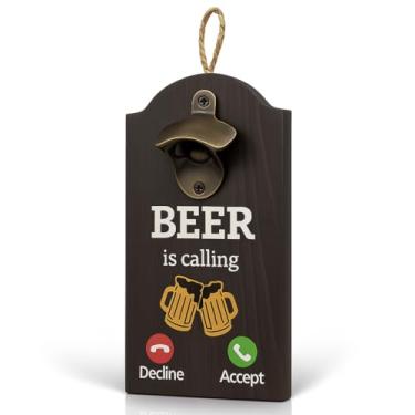 Imagem de Abridor de garrafa de cerveja engraçado montado na parede – Placa de pendurar "Beer Is Calling" de madeira rústica com corda, 12 × 27 cm em decoração de bar vintage engraçada para pub doméstico