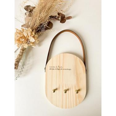 Imagem de Porta-Chaves em Madeira Pinus com Alça de Couro – Personalizado com Gravação a Laser | Frases & Nomes