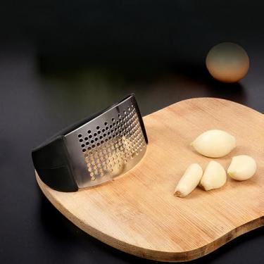 Imagem de Espremedor manual de alho em aço inoxidável, design fácil de limpar - 27 cm C x 19 cm L