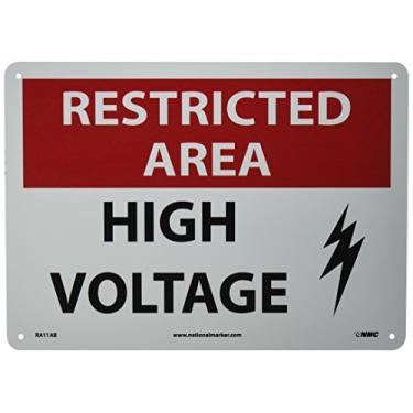 Imagem de NMC Placa de segurança RA11AB, legenda "Área restrita - Alta tensão" com gráfico", 35,5 cm de comprimento x 25,4 cm de altura, alumínio, preto/vermelho sobre branco