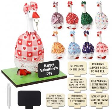 Imagem de AceOrbit Porta-chaves magnéticas de ganso com 19 peças, linda estátua de ganso de resina com vestido de férias, sinais intercambiáveis, giz para novos apartamentos, presentes de inauguração de casa