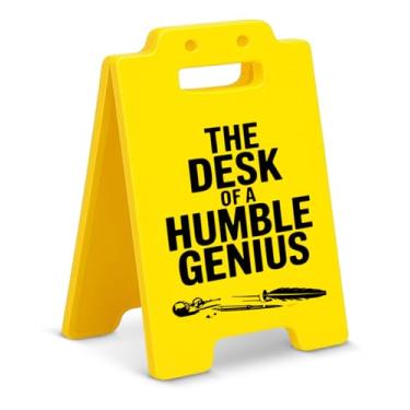 Imagem de Acessórios de decoração de escritório engraçados presentes de escritório divertidos para colegas de trabalho chefes colegas a mesa de um gênio humilde sinal cubículo decoração de mesa de trabalho