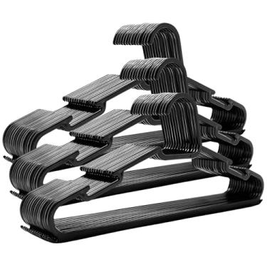 Imagem de Kit 30 Cabides Pretos Adulto Plástico Resistente para Roupas | Organização de Guarda-Roupa e Loja
