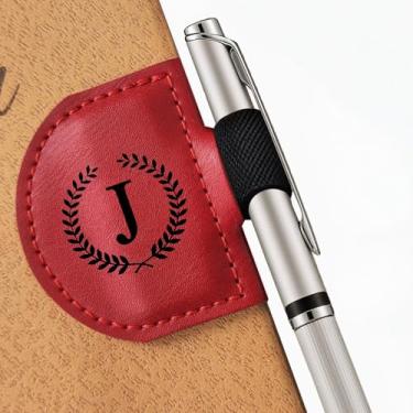 Imagem de MOTEERLLU Marcador de livro Bygone Mark com suporte de caneta, marca magnética de couro personalizado inicial, marcadores personalizados para mulheres e homens, presente ideal para amantes de livros