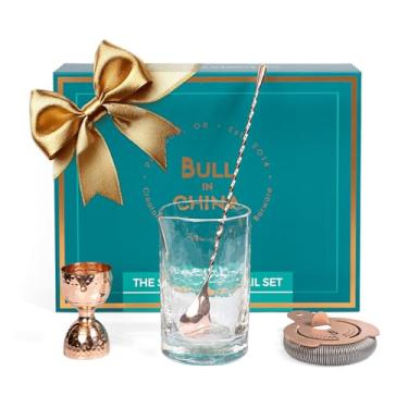 Imagem de Bull in China Kit de coquetel premium: libere seu barman interior! | Copo de mistura emblemático, acabamento de cobre, colher de barra de gota de 30,5 cm, jigger de sino martelado 100% cobre e coador
