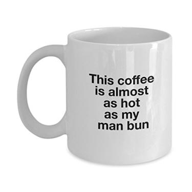 Imagem de Caneca de cerâmica divertida - This Coffee is Almost As Hot As My Man Bun - Caneca de café de 325 ml - Ideia de presente única